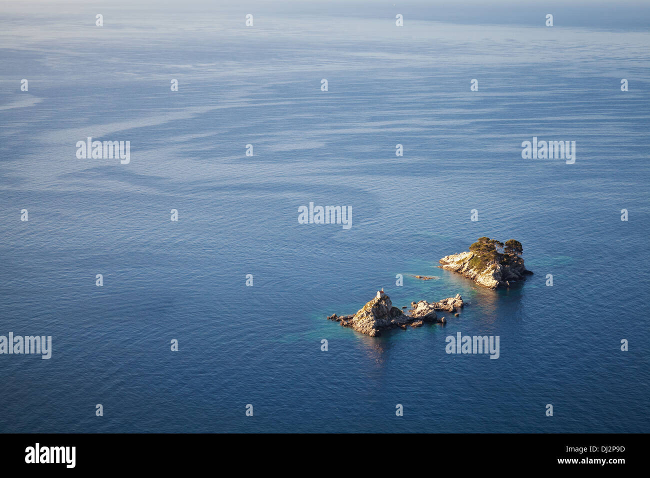 Due isole Katic e Sveta Nedjelja nella baia di Petrovac, Montenegro Foto Stock