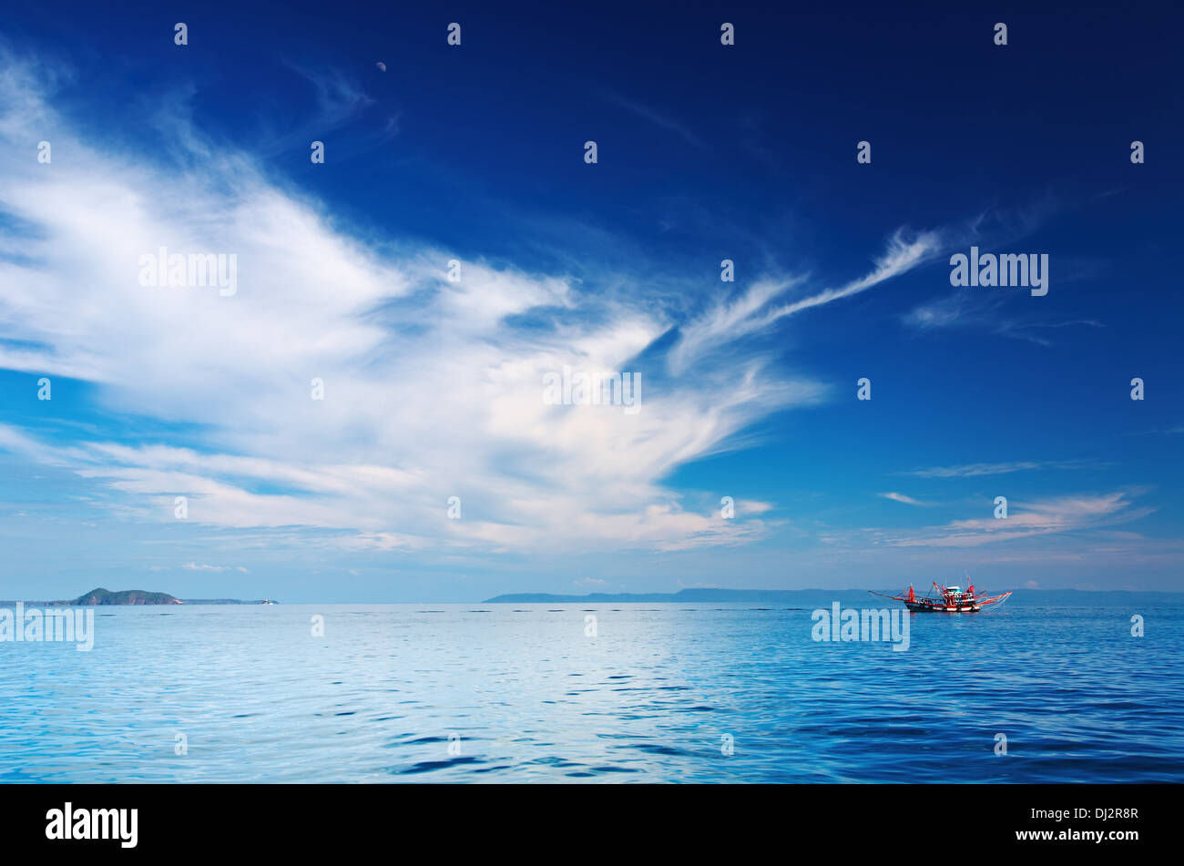 Seascape con barca da pesca, Trat arcipelago, Thailandia Foto Stock