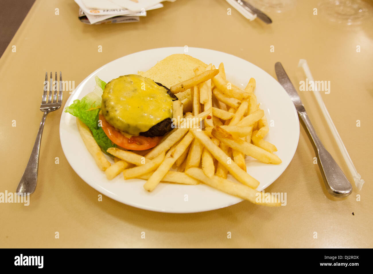 Formaggio hamburger e patatine al Metropolitan Museum of Art, Manhattan, New York City, Stati Uniti d'America. Foto Stock
