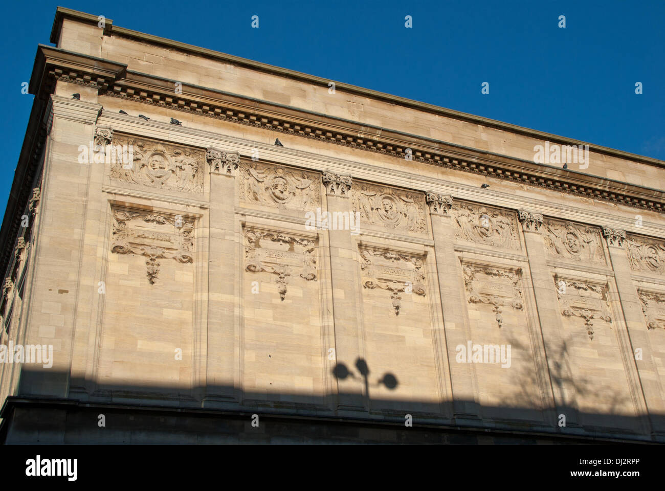 Hull, Regno Unito, 19 Nov, 2013. Hull City Hall nel sole 0n Martedì 19 Novembre il giorno prima dell'annuncio che la carena è stata per essere la città del Regno Unito della Cultura nel 2017. Fregi di grandi artisti sono visualizzati intorno all'edificio, inaugurato nel 1910, come le gallerie di Victoria. Credito: CHRIS BOSWORTH/Alamy Live News Foto Stock