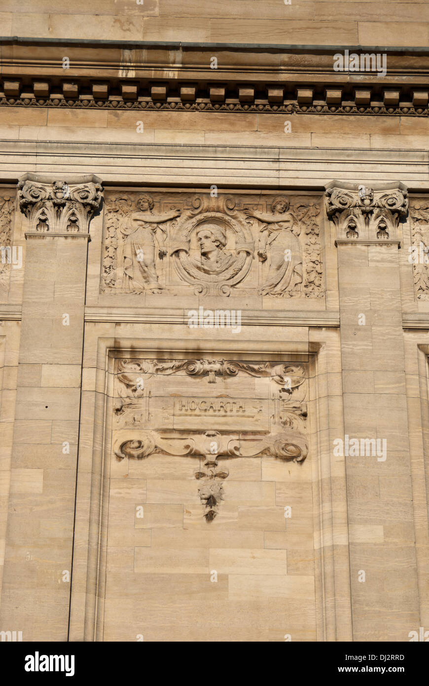 Hull, Regno Unito, 19 Nov, 2013. Hull City Hall nel sole 0n Martedì 19 Novembre il giorno prima dell'annuncio che la carena è stata per essere la città del Regno Unito della Cultura nel 2017. Fregi di grandi artisti sono visualizzati intorno all'edificio, inaugurato nel 1910, come le gallerie di Victoria. Credito: CHRIS BOSWORTH/Alamy Live News Foto Stock