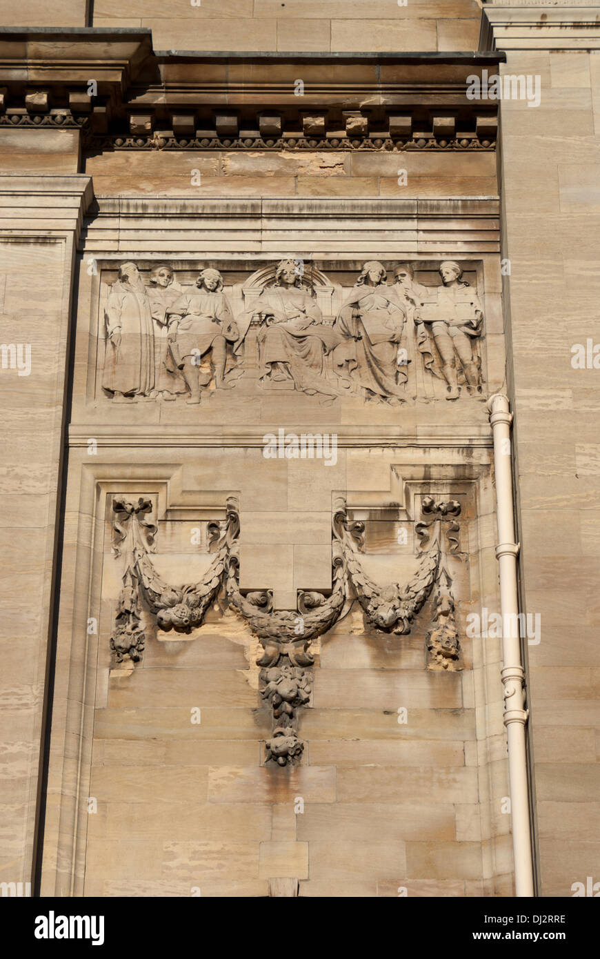 Hull, Regno Unito, 19 Nov, 2013. Hull City Hall nel sole 0n Martedì 19 Novembre il giorno prima dell'annuncio che la carena è stata per essere la città del Regno Unito della Cultura nel 2017. Fregi relative alle arti sono visualizzati intorno all'edificio, inaugurato nel 1910, come le gallerie di Victoria. Credito: CHRIS BOSWORTH/Alamy Live News Foto Stock