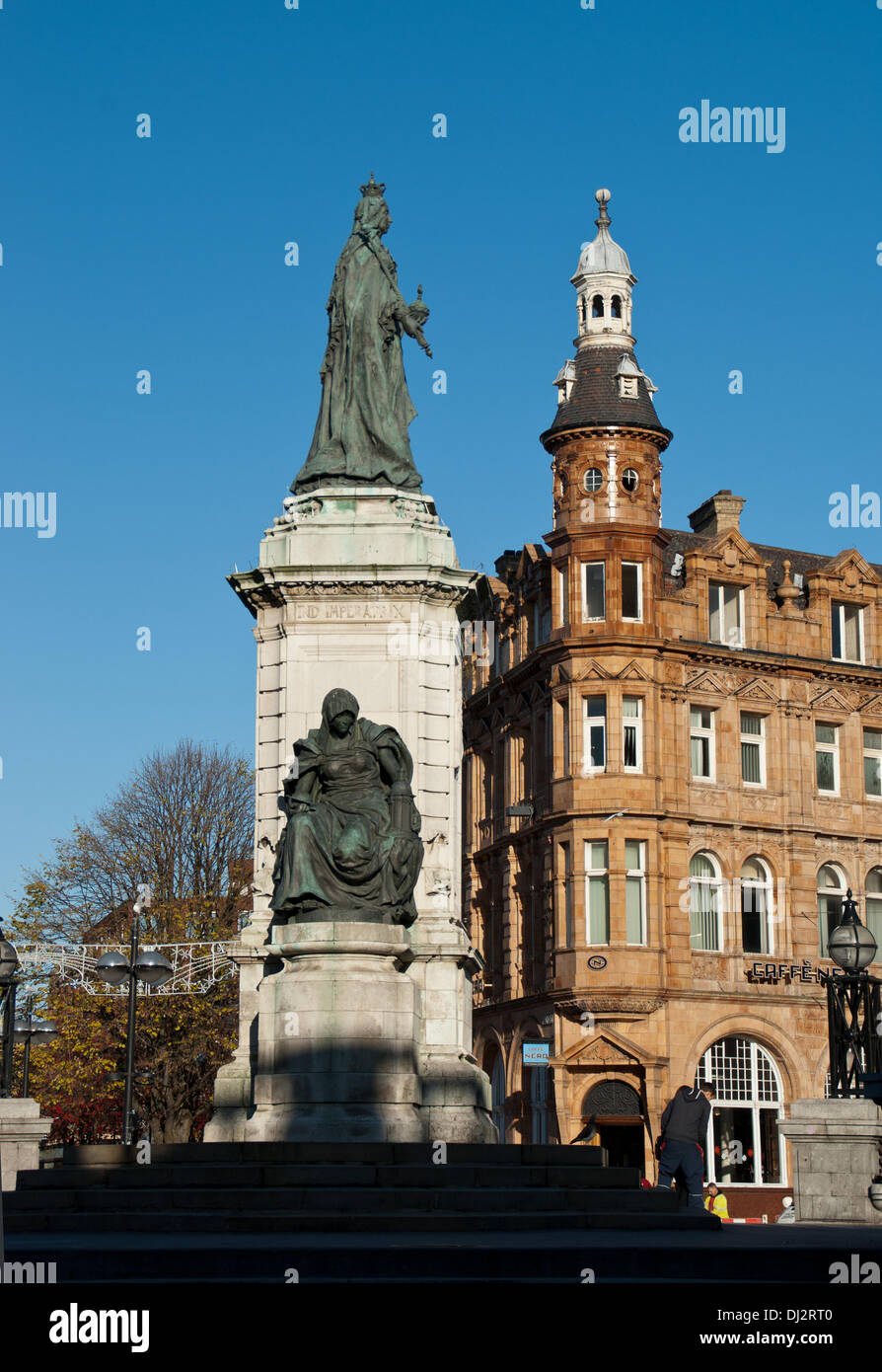 Hull, Regno Unito, 19 Nov, 2013. La regina Victoria Square nel sole 0n Martedì 19 Novembre il giorno prima dell'annuncio che la carena è stata per essere la città del Regno Unito della Cultura nel 2017. In primo piano è il memoriale di Queen Victoria, in background è la Yorkshire Bank Building, uno dei tanti imponenti edifici in Hull. Credito: CHRIS BOSWORTH/Alamy Live News Foto Stock