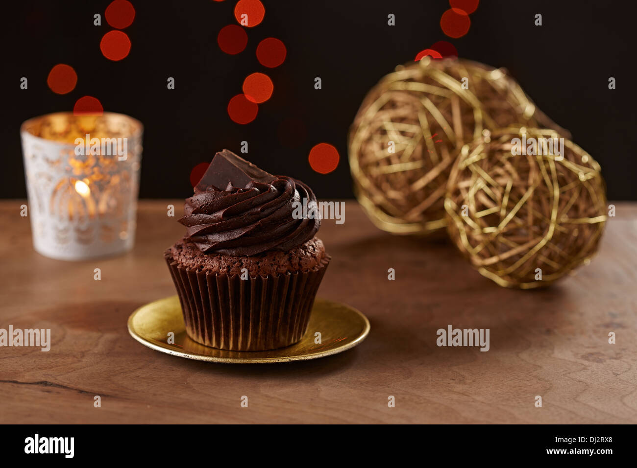 Cioccolato nero cupcake nero su sfondo di Natale Foto Stock