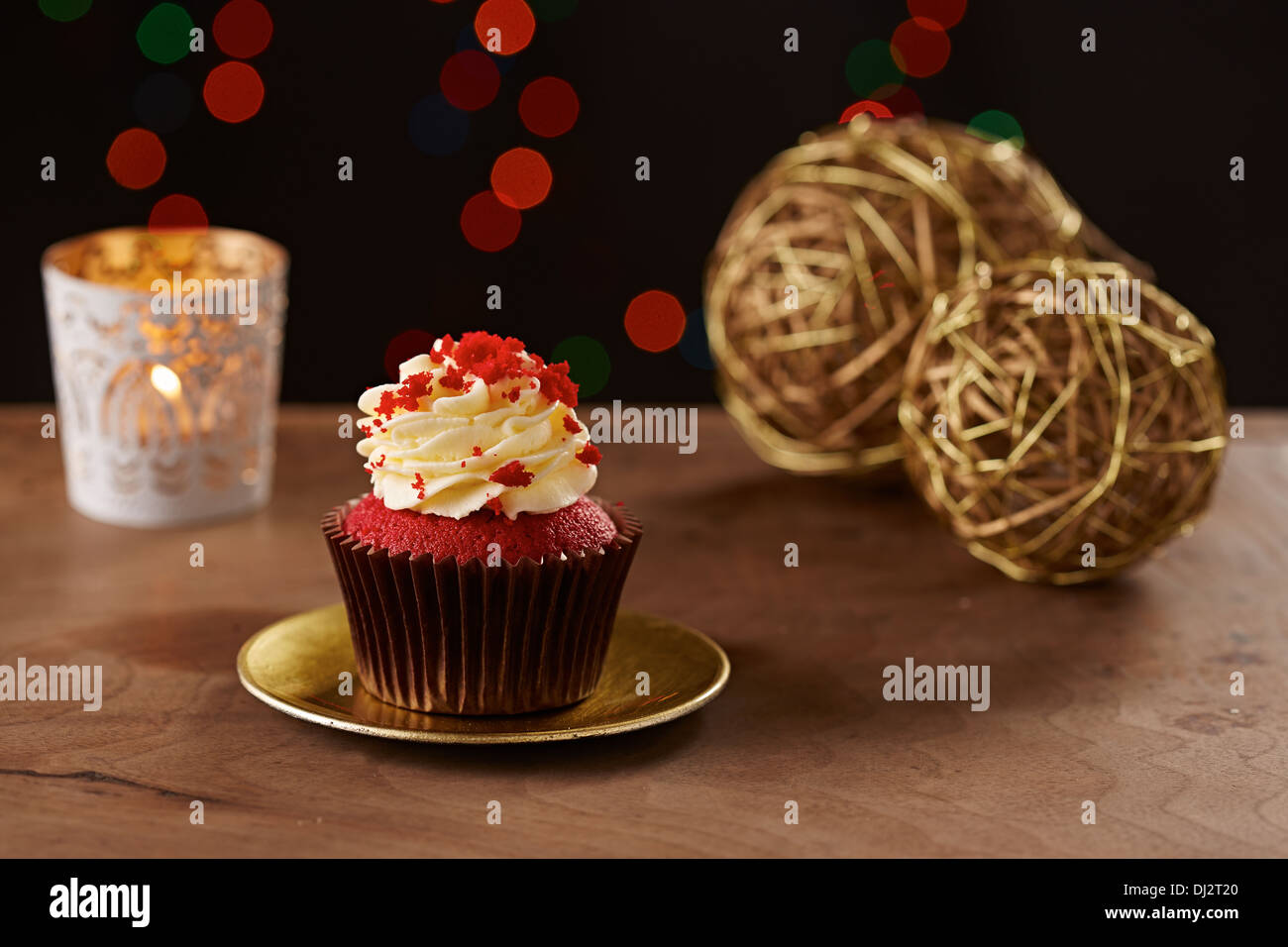Red Velvet cupcake nero su sfondo di Natale Foto Stock