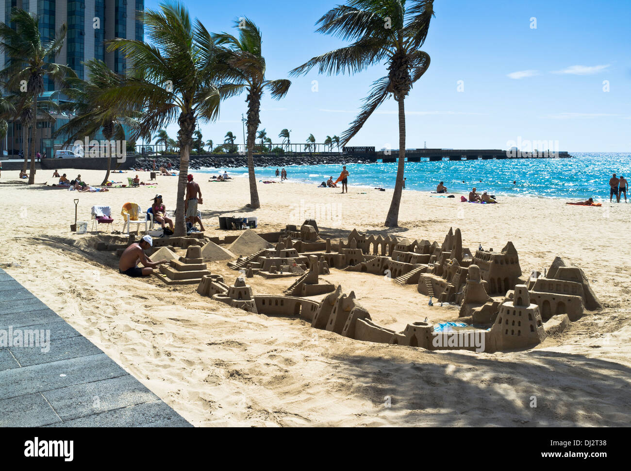 Dh spiaggia ARRECIFE LANZAROTE le sculture di sabbia Arrecife spiaggia cittadina scultura Foto Stock