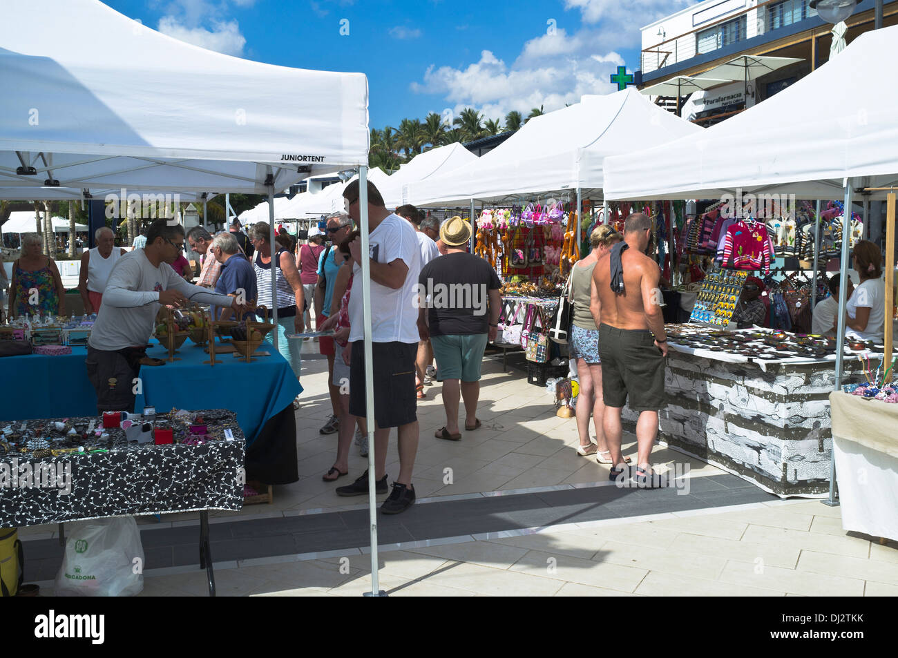 Mercato dh PUERTO CALERO LANZAROTE Tourist shopping bancarelle del mercato Puerto Calero mercato all'aperto Foto Stock