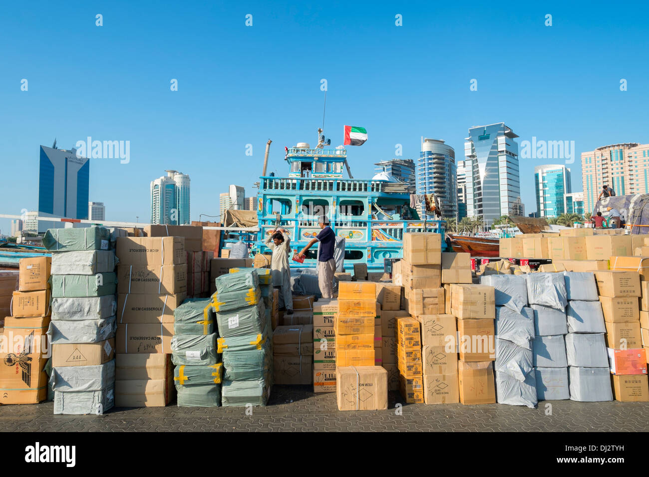 Il caricamento del carico sul Dhow alla banchina di carico sul Creek di Dubai Emirati Arabi Uniti Foto Stock