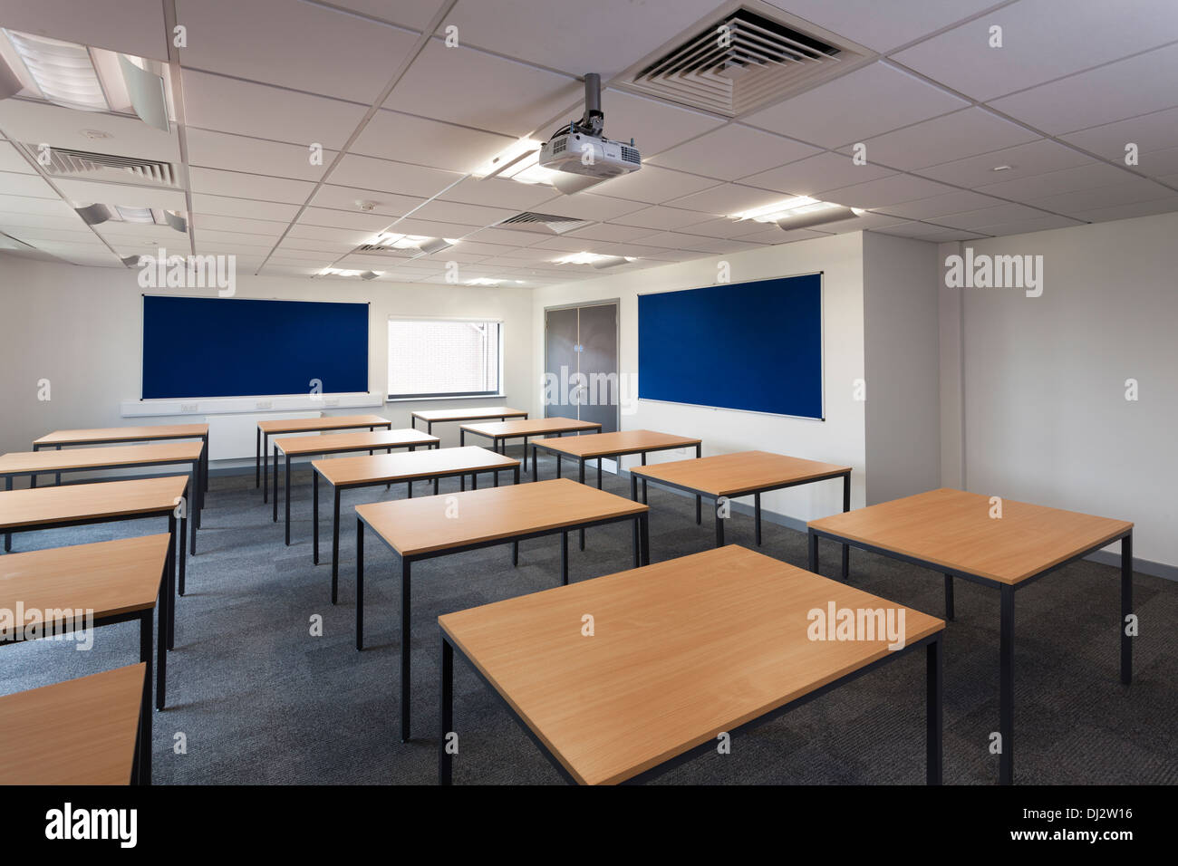 Svuotare nuova aula scolastica stabiliti con tavoli scrivania. Foto Stock
