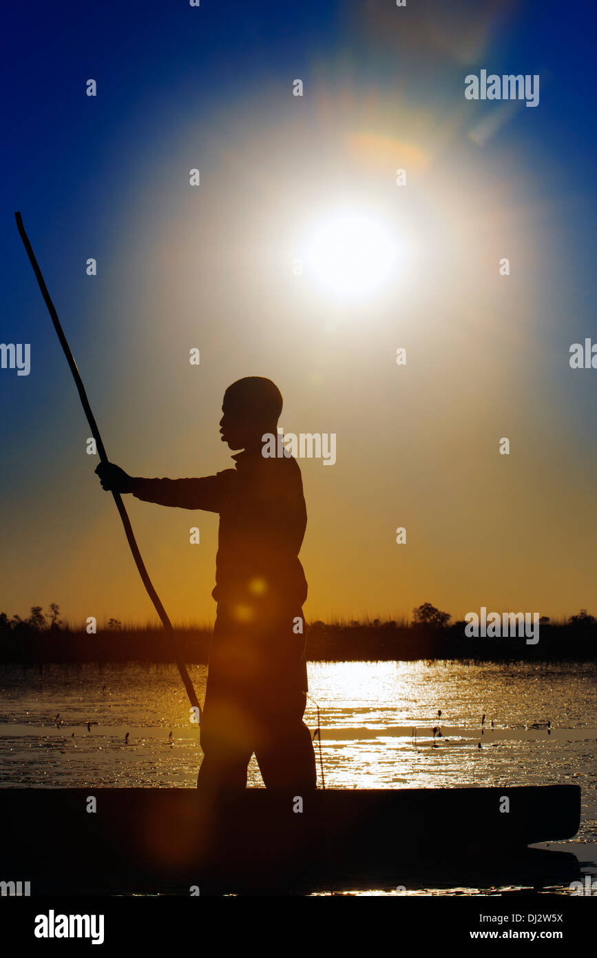 Uno dei modi per fare è fare un safari di acqua a bordo di un battello chiamato mokoros , canoe tradizionali utilizzati dagli abitanti del delta Foto Stock