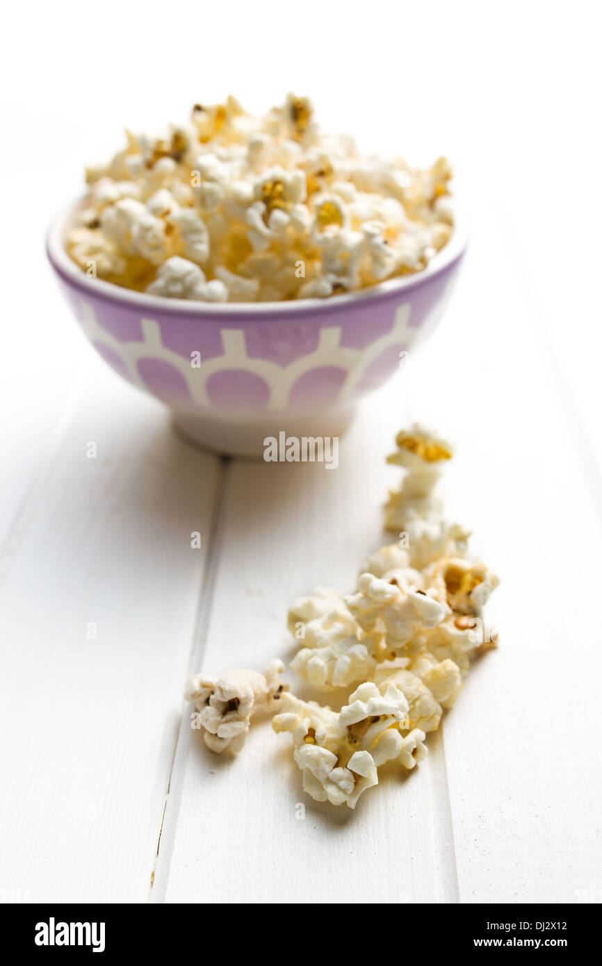 Popcorn bianco sul tavolo di legno Foto Stock
