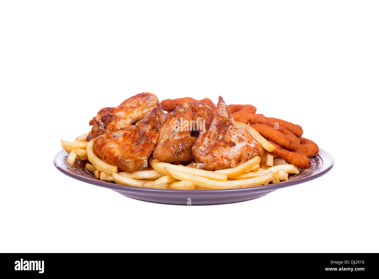 Grigliata di ali di pollo con patatine fritte e anelli di cipolle Foto Stock