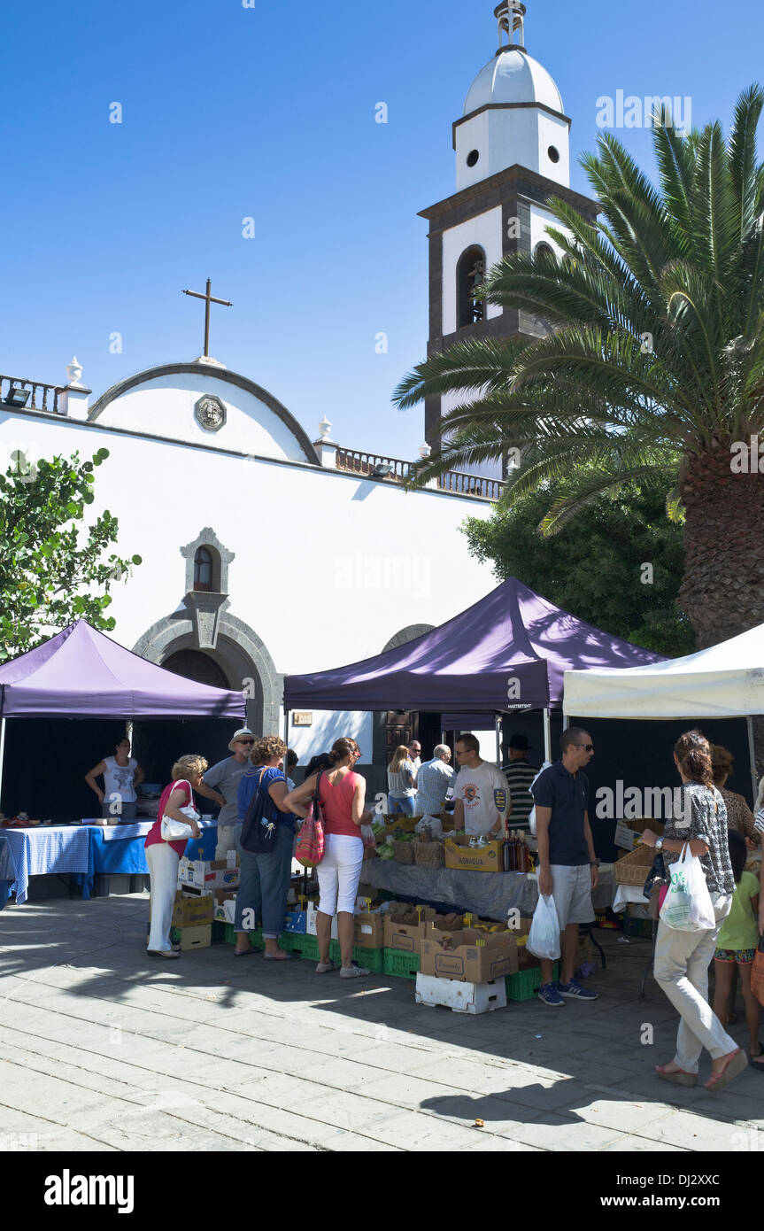 Dh Plaza de Las Palmas ARRECIFE LANZAROTE Outdoor mercato della frutta i clienti di stallo isole canarie persone Foto Stock