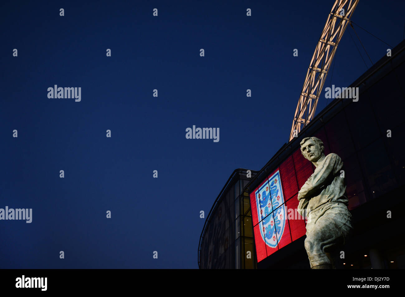 Il Bobby Moore statua allo Stadio di Wembley raffigurato nella parte anteriore del famoso arco e tre leoni Foto Stock