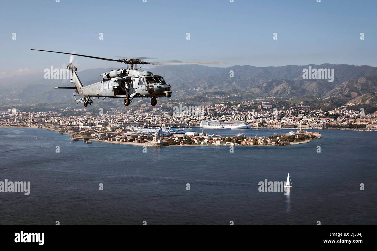 US Navy MH-60S Sea Hawk elicottero vola lungo la costa in ottobre 29, 2013 di napoli, Italia. Foto Stock