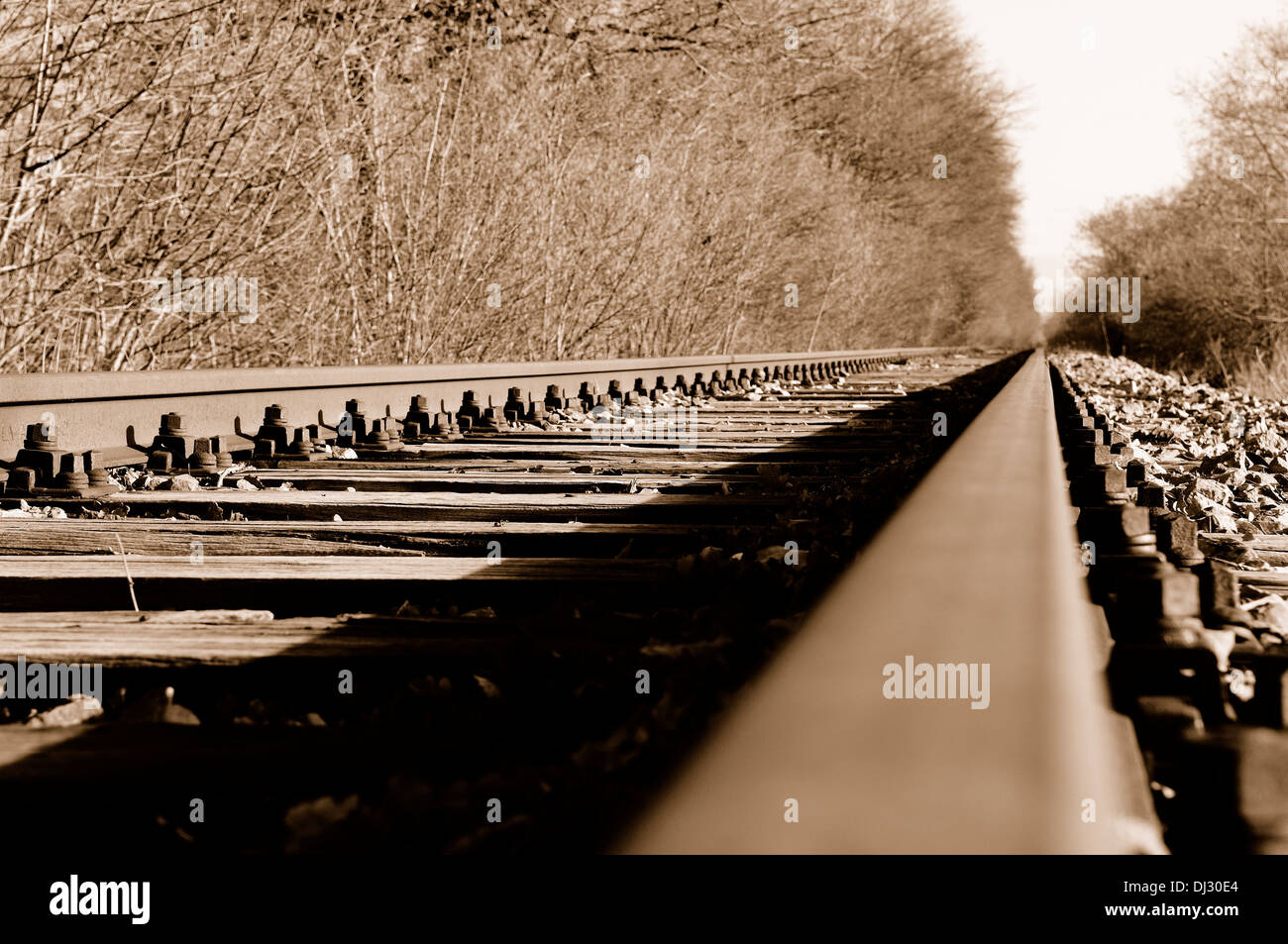 I binari della ferrovia in nessun luogo seppia Foto Stock