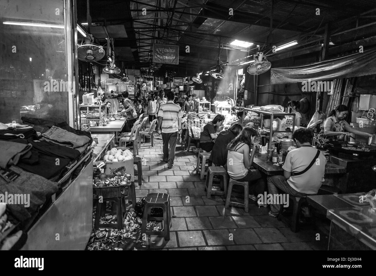 La "food hall' nel mezzo del museo di Tuol Tom Pong Mercato in Phnom Penh Cambogia - noto anche come il mercato russo. Foto Stock