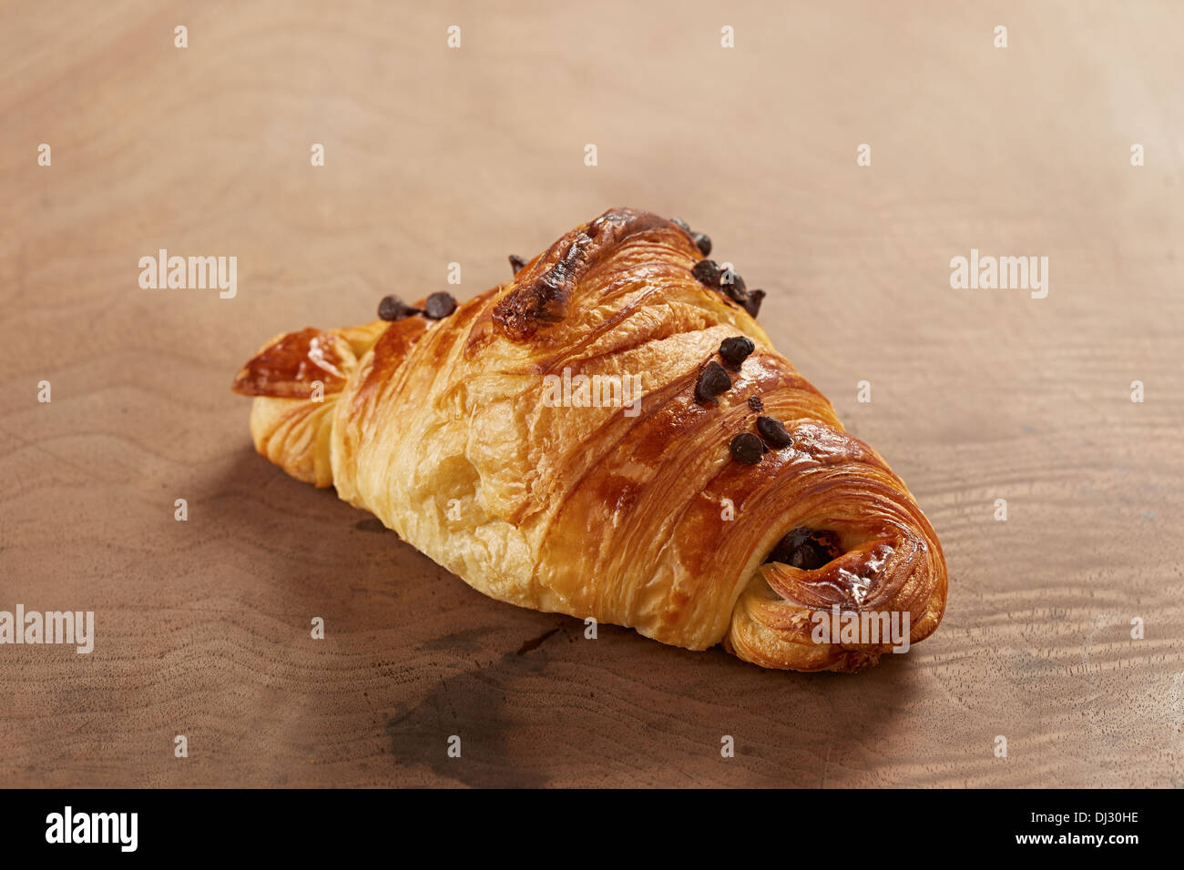Il burro francese e croissant al cioccolato sul tavolo di legno Foto Stock