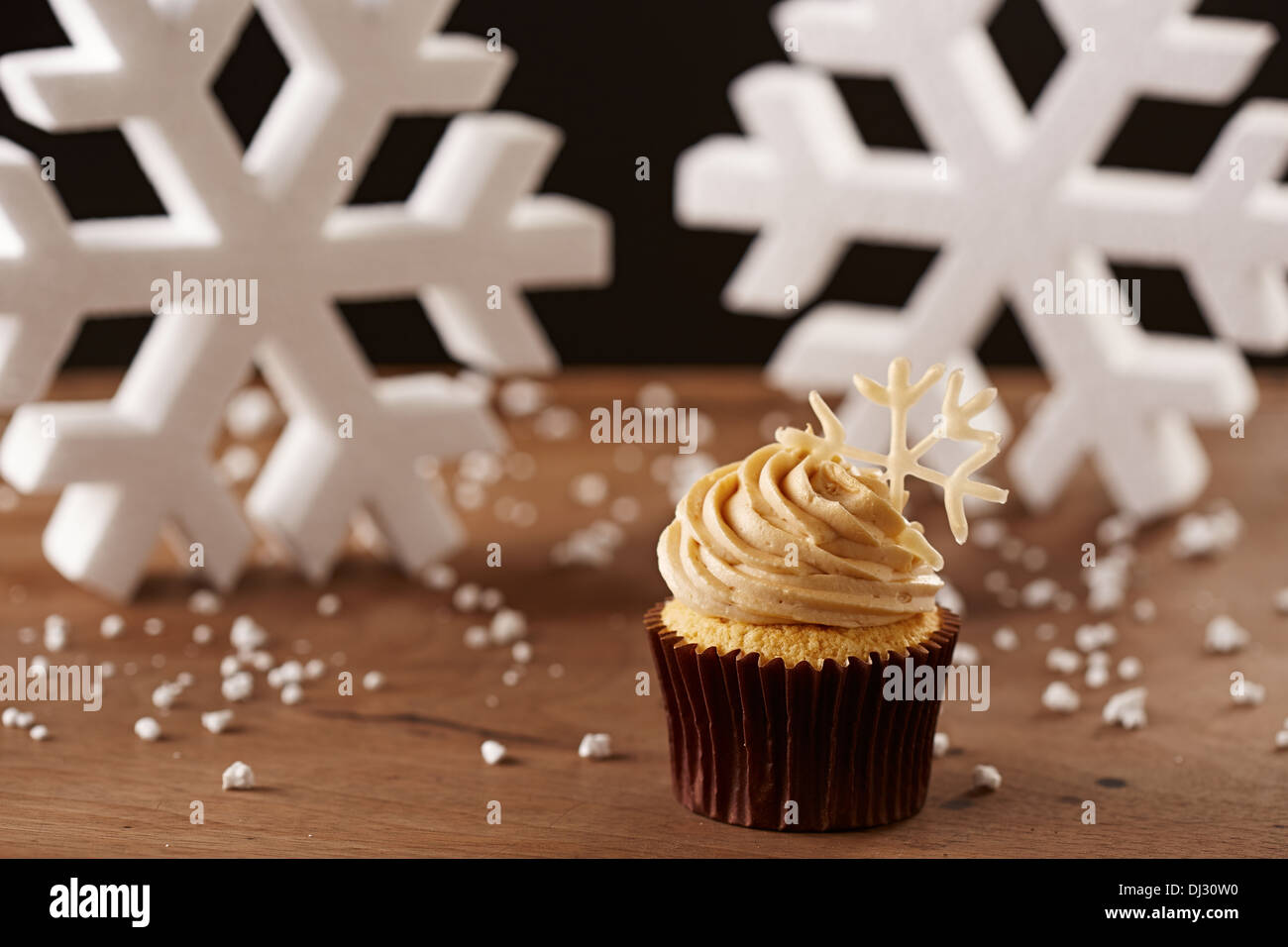 Il simbolo del fiocco di neve cupcake su bianco fiocchi di neve sullo sfondo di Natale Foto Stock