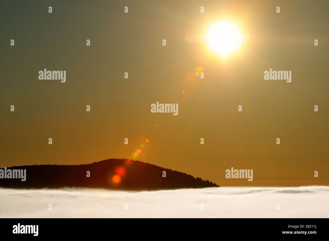 Sun al di sopra delle nuvole Foto Stock