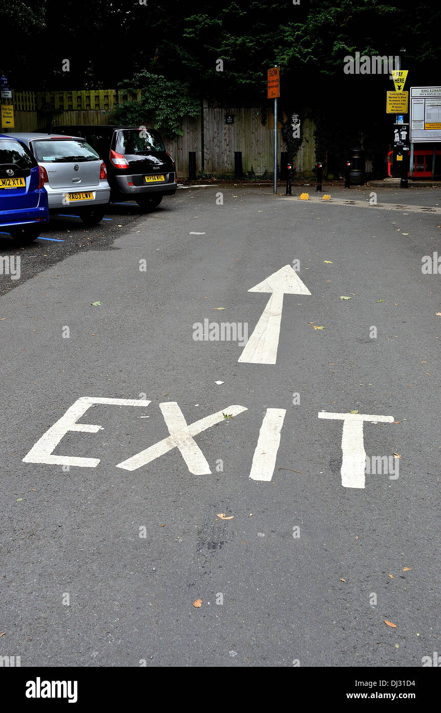 Dipinto di uscire da firmare e freccia sul car park road Foto Stock