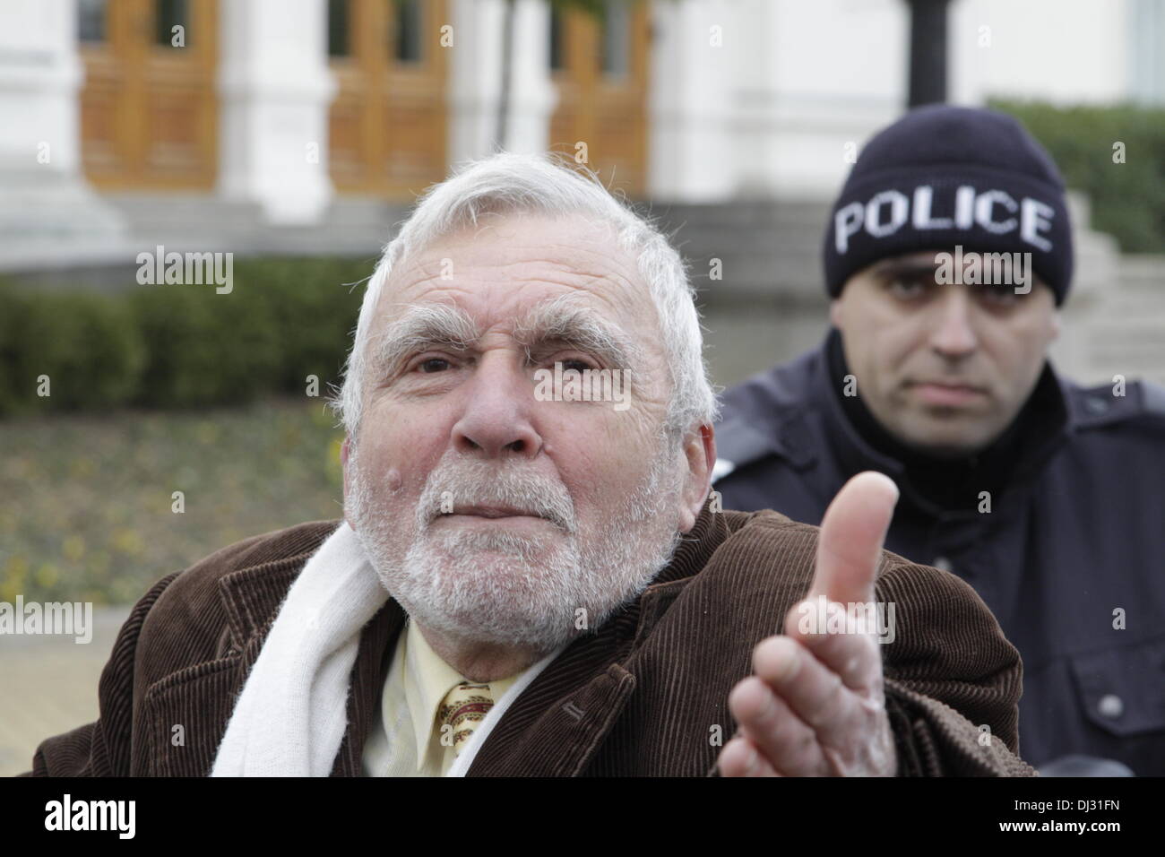 Sofia, Bulgaria, 20 novembre 2013. Il vecchio uomo durante un argomento con gli ufficiali di polizia che la guarnizione di tenuta fuori dal Parlamento durante l'ondata di protesta che durano ormai da più di cinque mesi. (Credit: Johann Brandstatter / Alamy Live News) Foto Stock