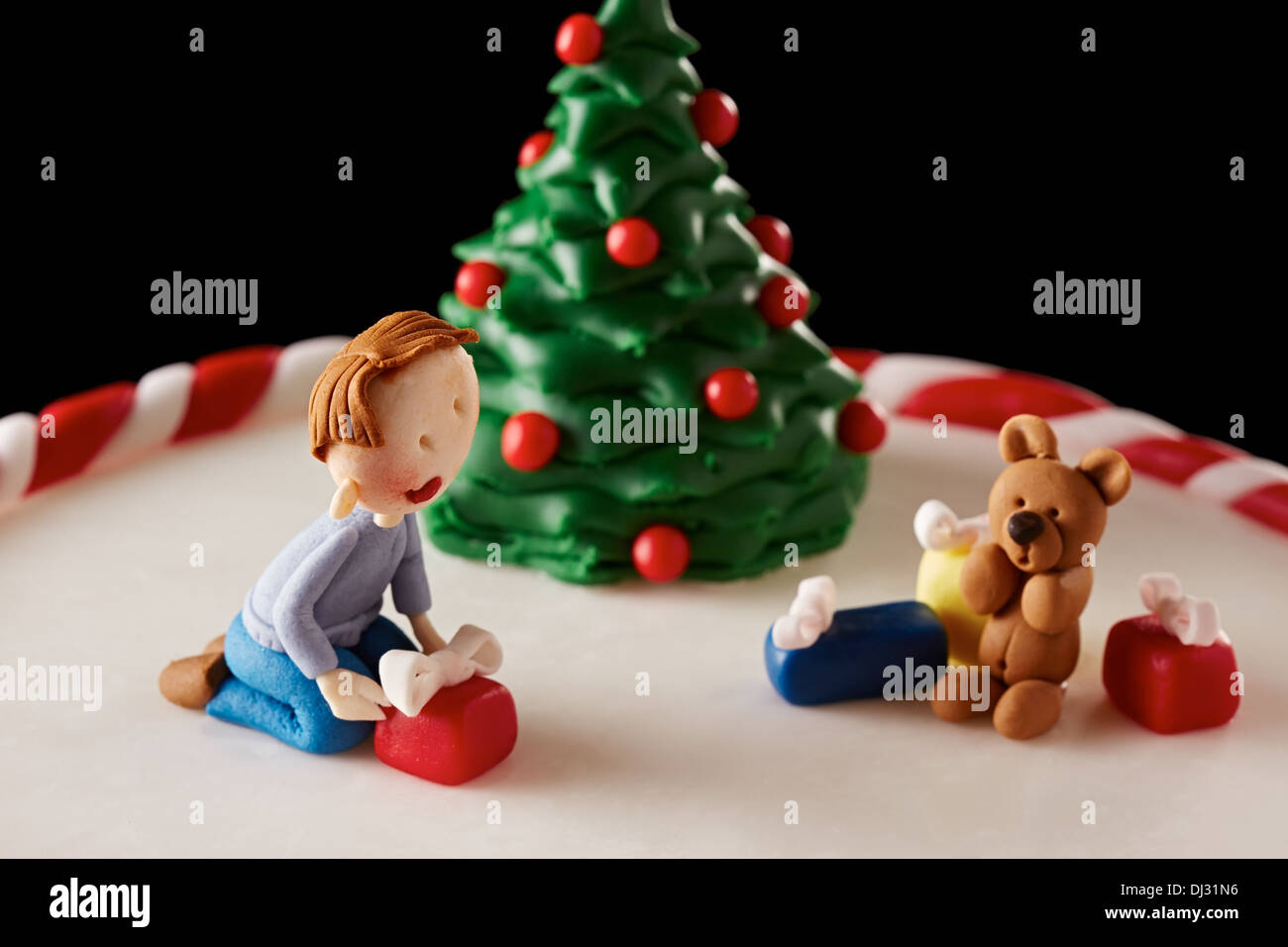 Fondente albero di Natale torta con un capretto e presenta dettagli Foto Stock