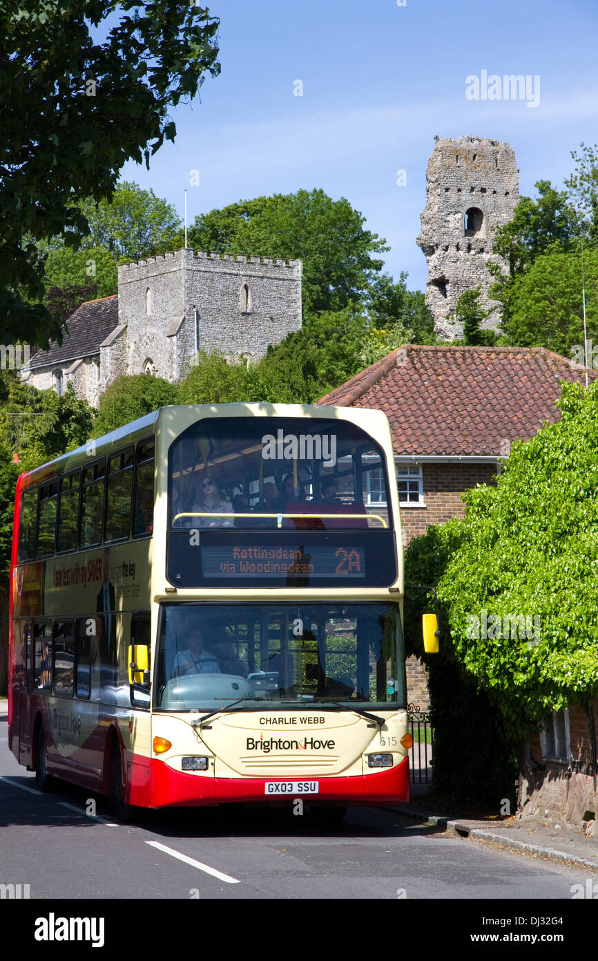 Brighton & Hove Bus servizio Società passando attraverso il villaggio di Bramber, West Sussex, in Inghilterra, Regno Unito Foto Stock