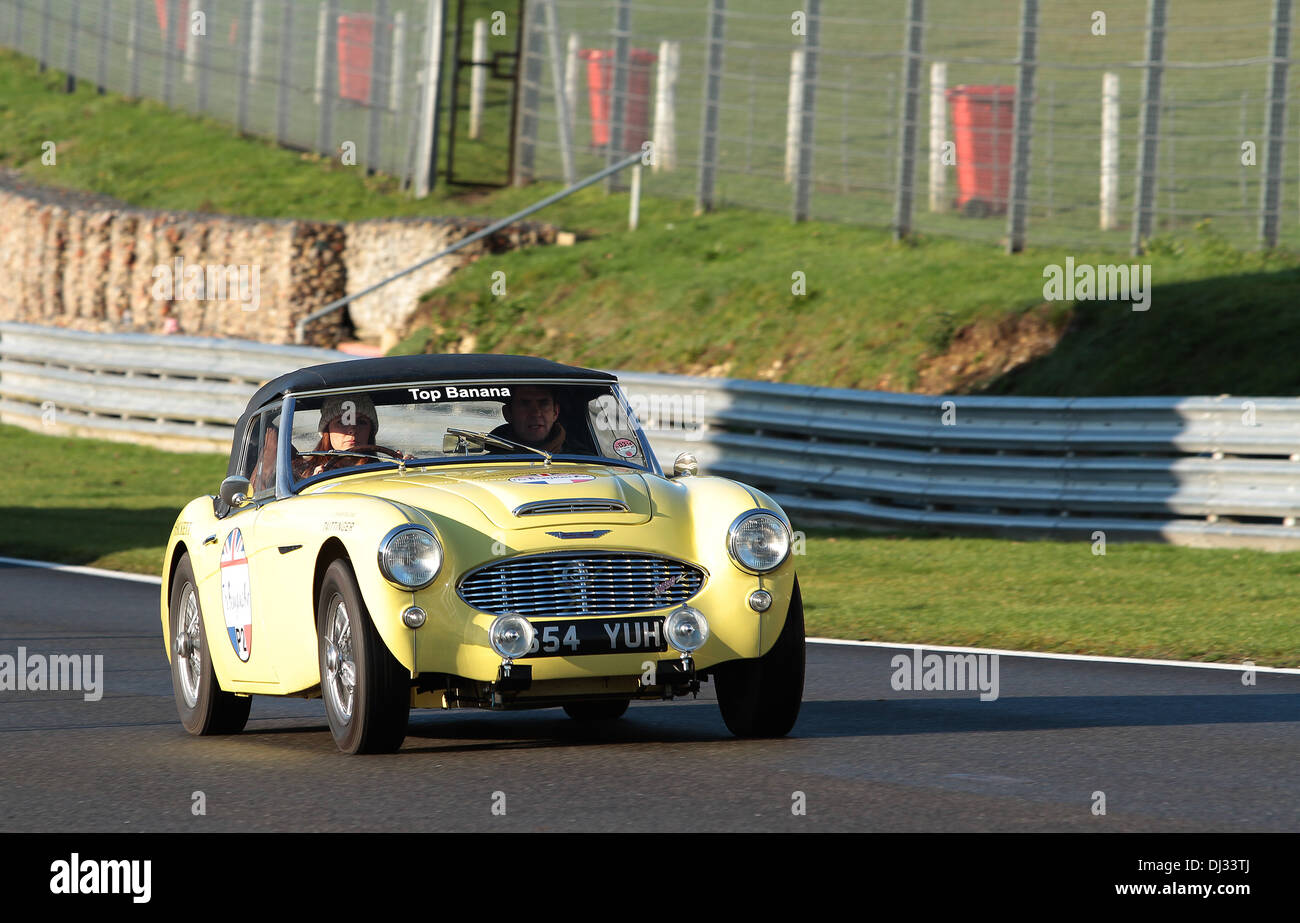 Il Beaujolais eseguire set off da Brands Hatch con una 1959 Austin Healey Foto Stock
