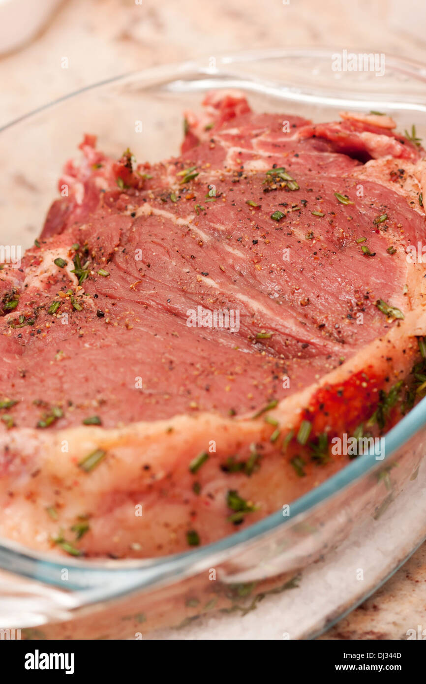 Deliziose prime rib marinato con erbe e spezie pronti per essere cucinati Foto Stock