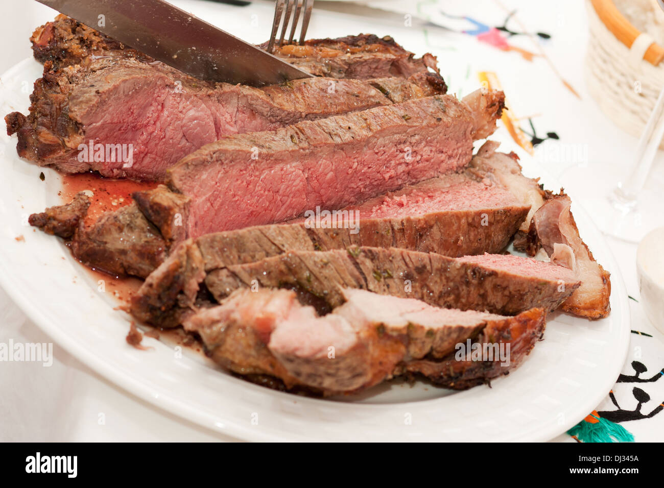 Carni bovine nervatura essendo tagliata per essere assaporata Foto Stock