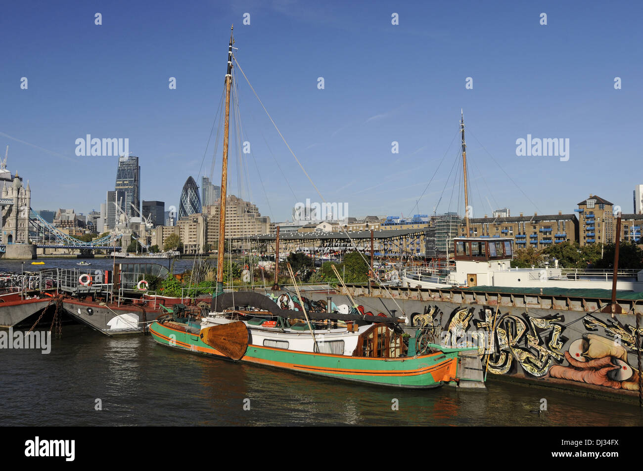 Vista verso il Tower Bridge e la città di Londra da strade Downings posti barca sul fiume Tamigi Londra Inghilterra Foto Stock