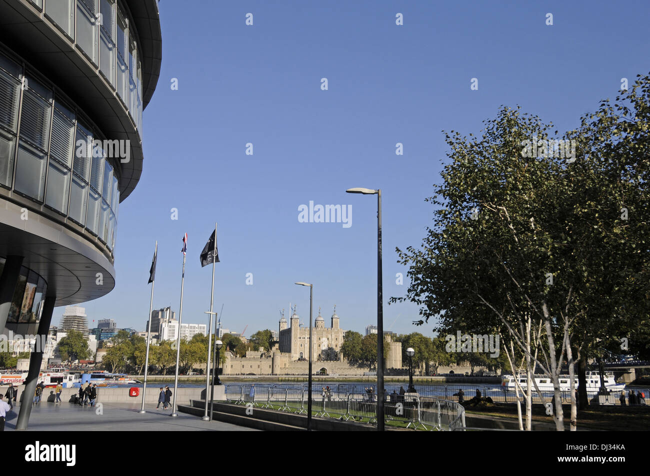 Vista del municipio di fronte fiume Tamigi alla Torre di Londra London Inghilterra England Foto Stock