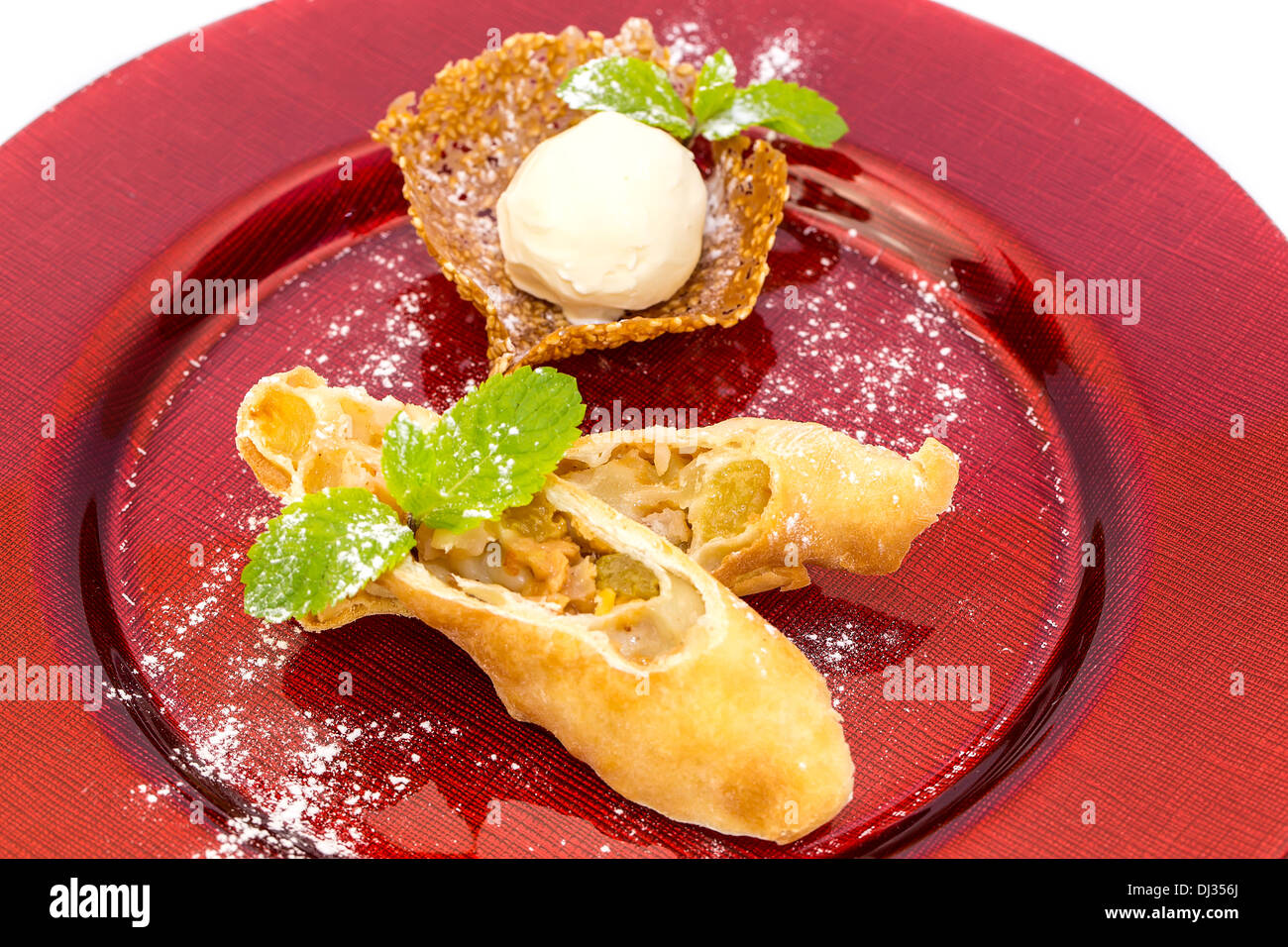 Strudel con gelato su uno sfondo bianco nel ristorante Foto Stock