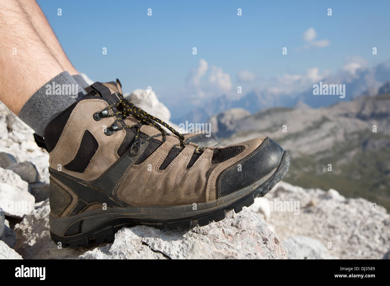 Scarpe da trekking di un escursionista mentre prendere un periodo di riposo in montagna Foto Stock