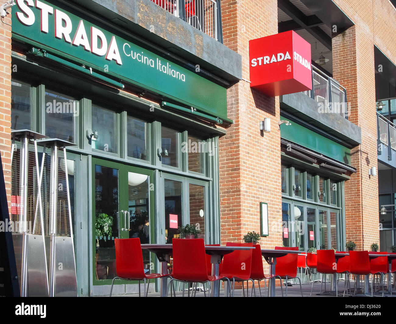 Strada ristorante con posti a sedere esterni al Gunwharf Quays in Portsmouth Foto Stock