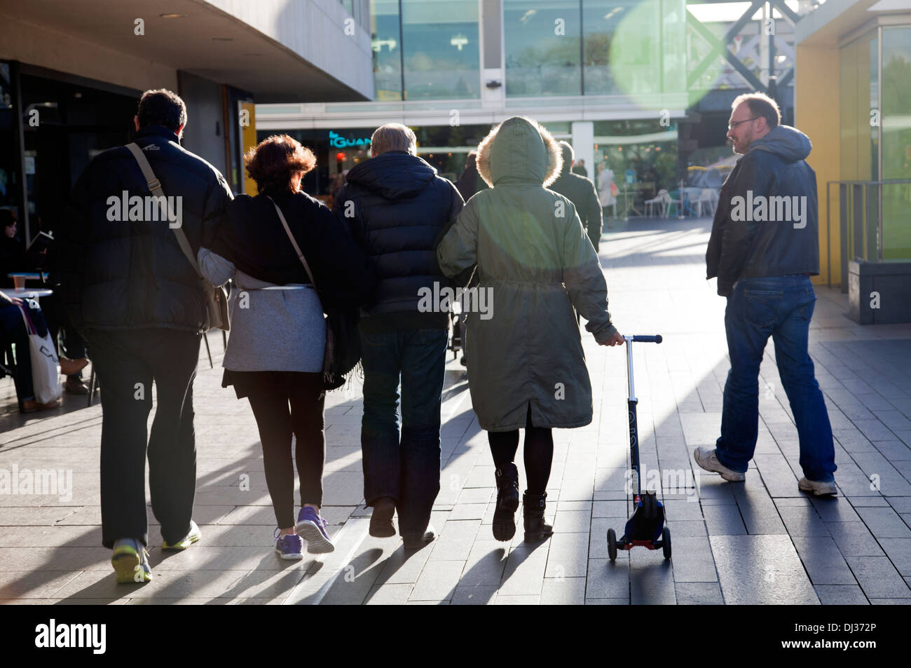 Gruppo di persone a piedi lungo la Royal Festival Hall Promenade in London REGNO UNITO Foto Stock