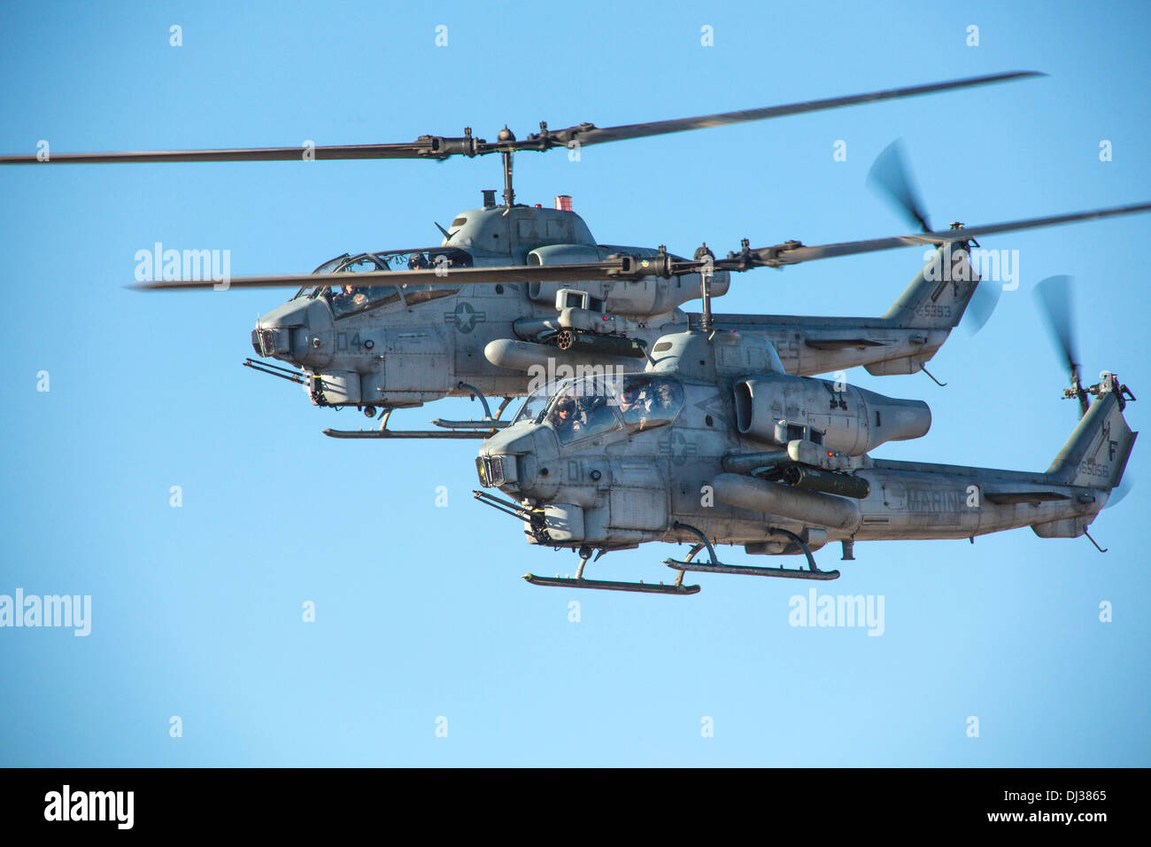 Due US Marine Corps AH-1W attacco Cobra elicotteri volare in aria vicino a sostenere la formazione esercizio ottobre 22, 2013 in 29 palme, CA. Foto Stock