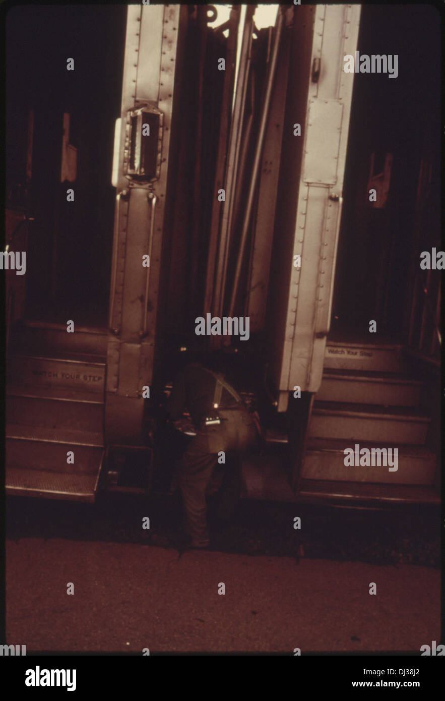 BRAKEMAN DISACCOPPIA DUE VETTURE DA AMTRAK'S BROADWAY limitata ad Harrisburg, Pennsylvania. Il treno, da cui ha avuto origine la . 844 Foto Stock