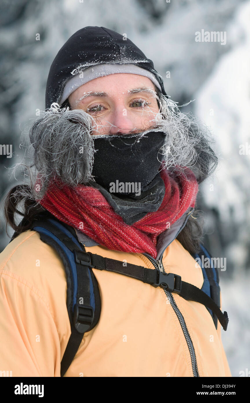 Inverno Ritratto di una donna preinstallato per esecuzione a dieci gradi sotto zero, Anchorage, centromeridionale, Alaska Foto Stock