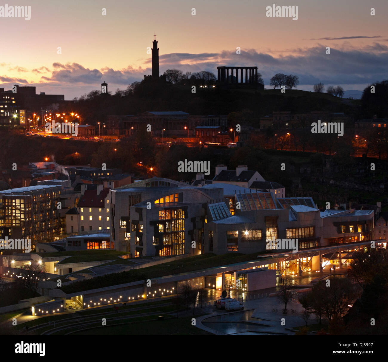 Edinburgh, il parlamento scozzese di Holyrood Scozia UK xx Nov. 2013 Crepuscolo con Calton Hill in background Foto Stock