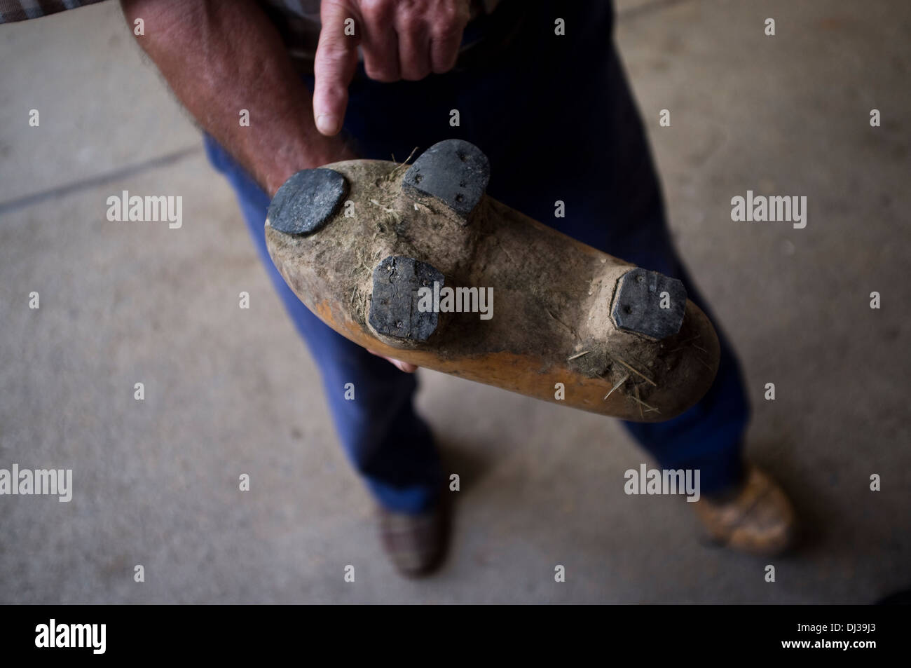 Zuecos o intasare nelle Asturie, Spagna. scarpa in legno zueco scarpe Foto Stock