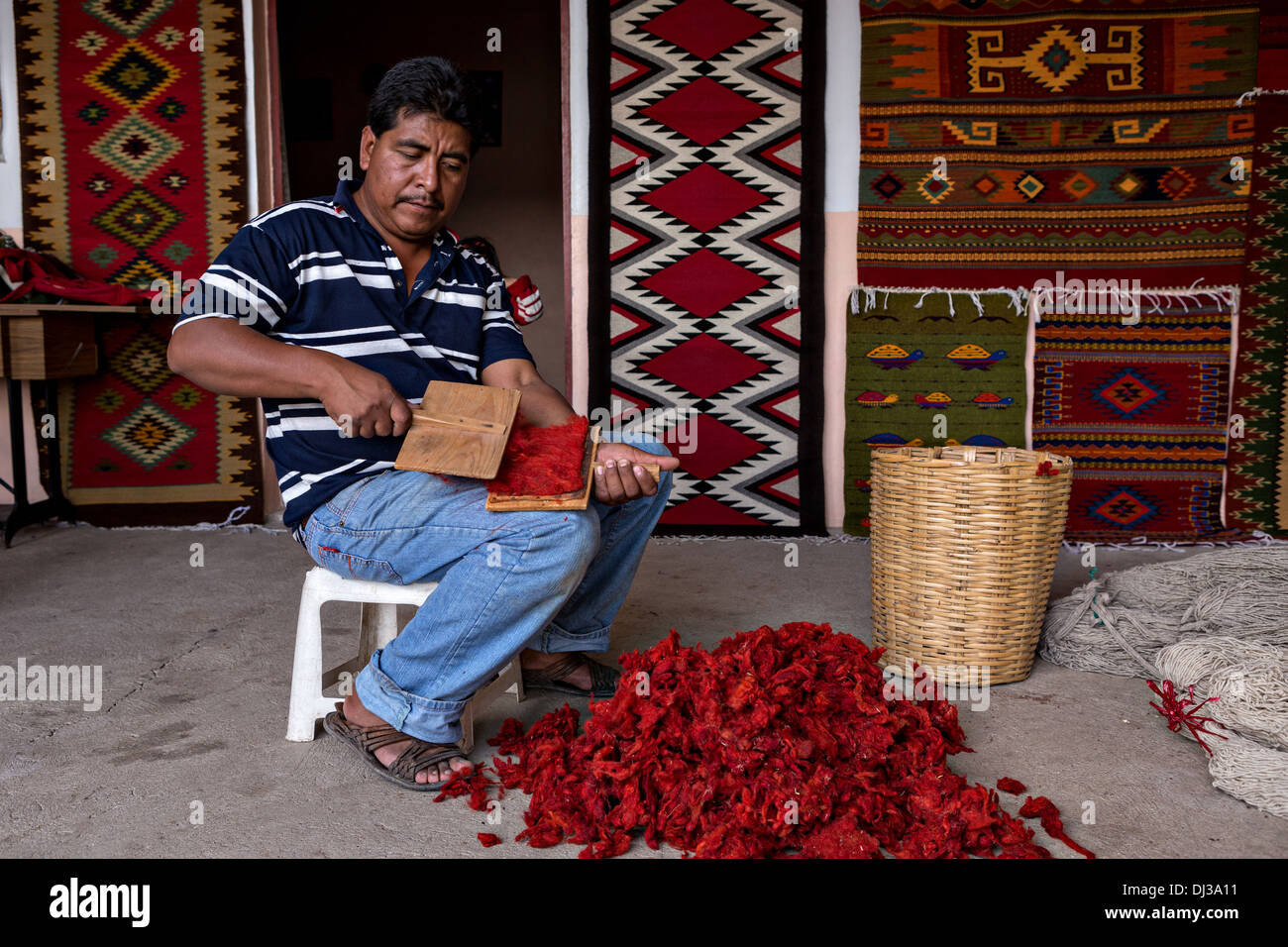 Un indigeno zapoteco man mano le carte di lana tinti in filo per essere utilizzati nella tessitura dei tappeti tradizionali Ottobre 30, 2013 in Teotitlan de Valle, Messico. Foto Stock