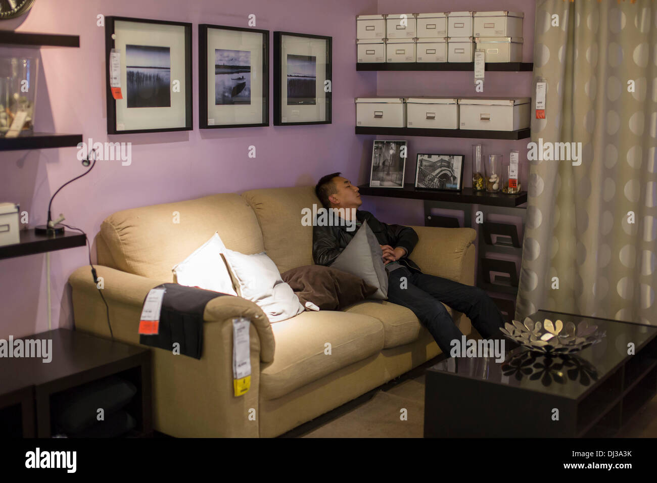 Pechino Cina Xix Nov 2013 Gente Che Dormiva Su Mobili Da Camera Da Letto E Sedie All Interno Dell Ikea Pechino Siyuanqiao Store Un Buon Posto Per Essere Fuori Del Calore In Estate E