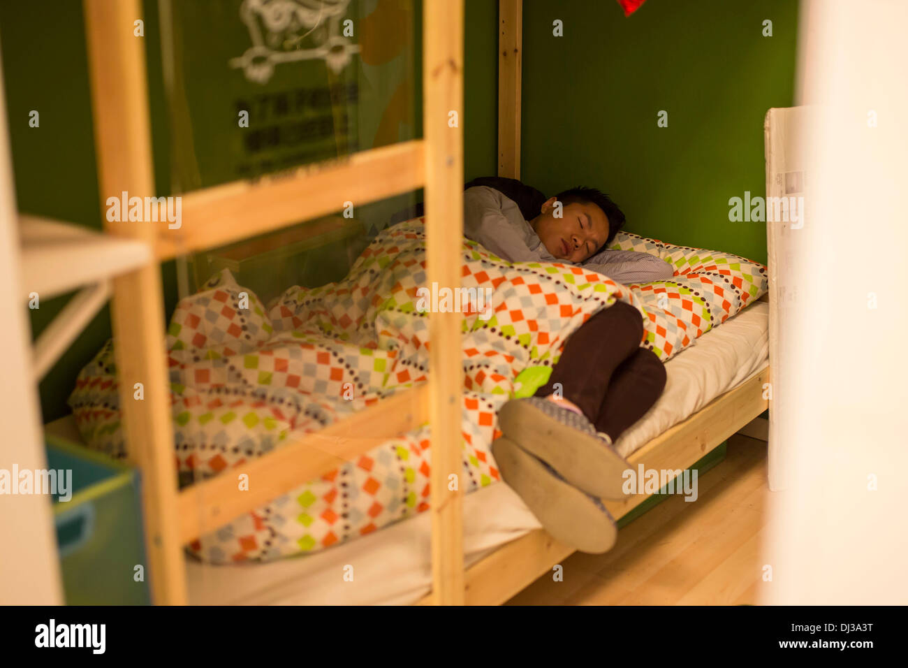 Pechino Cina Xix Nov 2013 Gente Che Dormiva Su Mobili Da Camera Da Letto E Sedie All Interno Dell Ikea Pechino Siyuanqiao Store Un Buon Posto Per Essere Fuori Del Calore In Estate E
