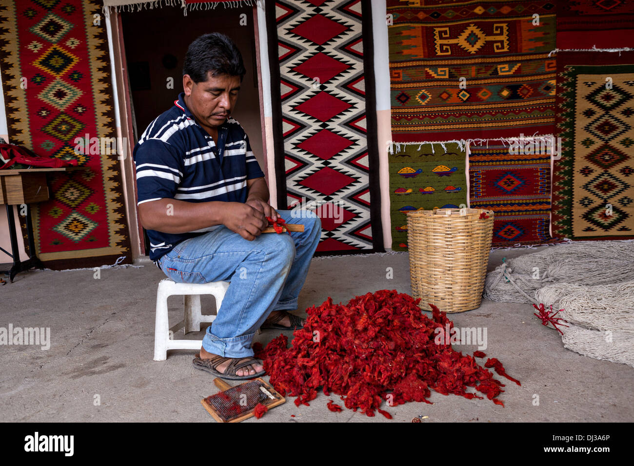 Un indigeno zapoteco man mano le carte di lana tinti in filo per essere utilizzati nella tessitura dei tappeti tradizionali Ottobre 30, 2013 in Teotitlan de Valle, Messico. Foto Stock