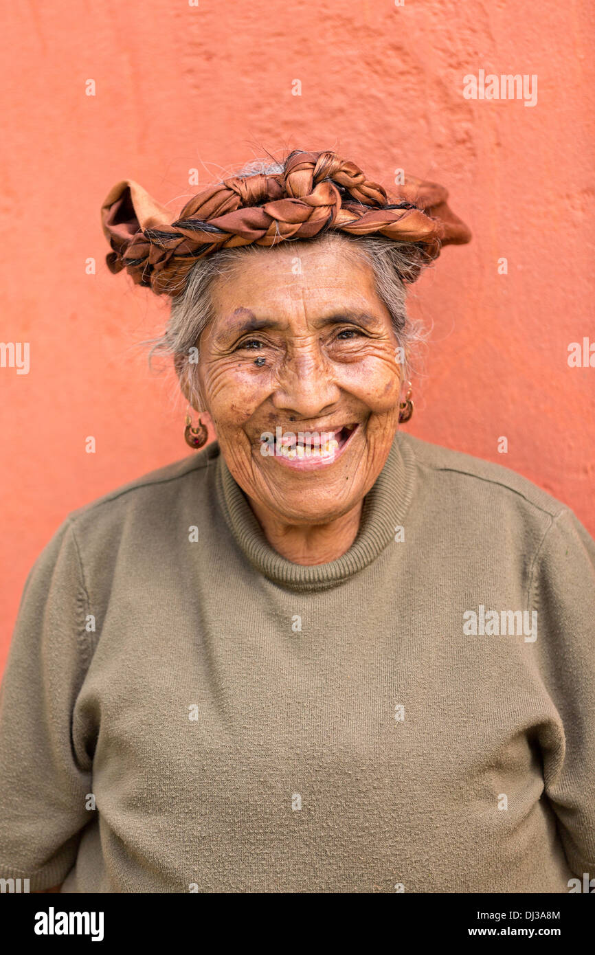 Ritratto di un anziano zapoteco donna indigena in Teotitlan, Messico. Foto Stock