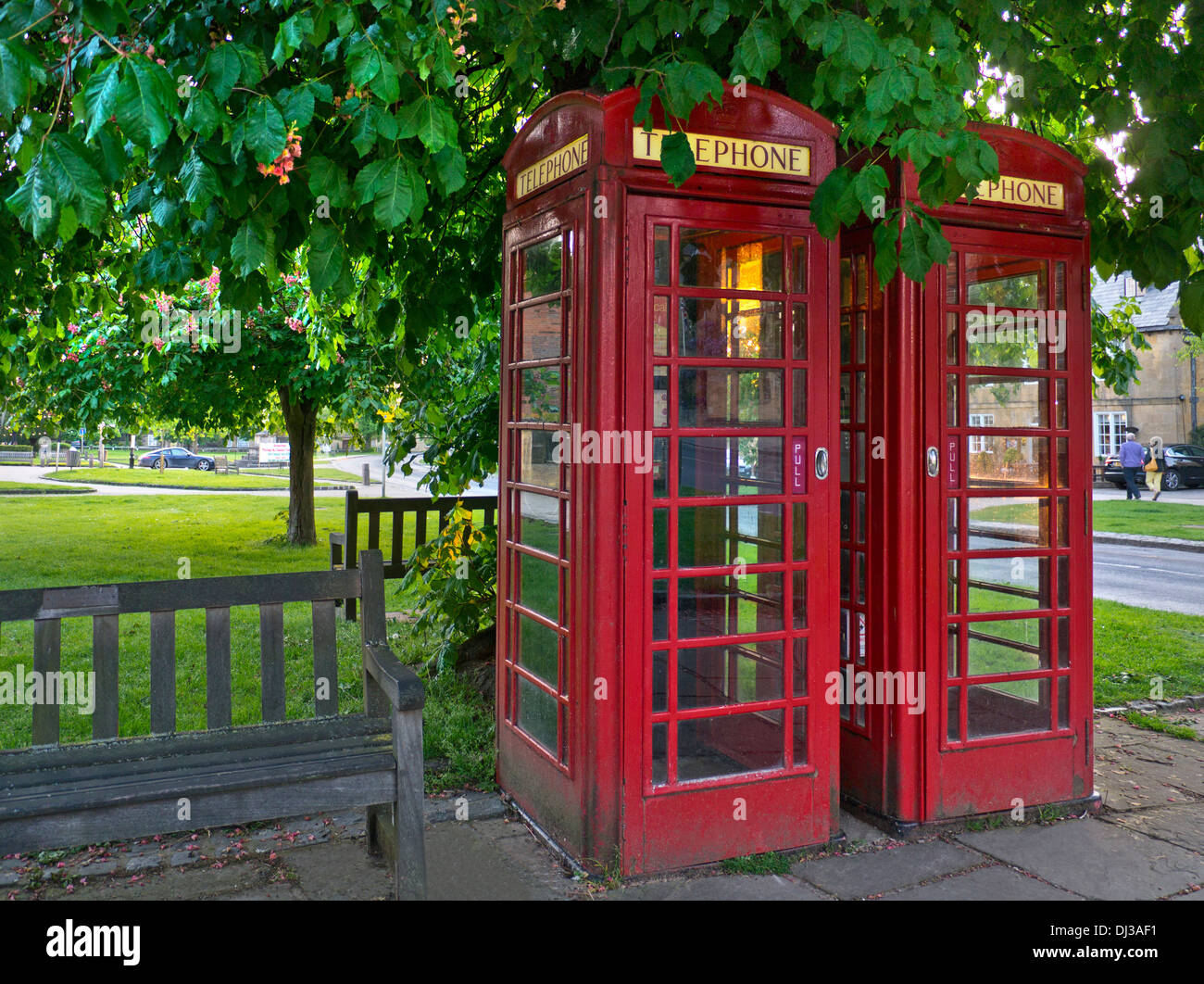Due tradizionali cabine telefoniche rosse al tramonto in Broadway High Street Worcestershire Cotswolds Inghilterra Foto Stock