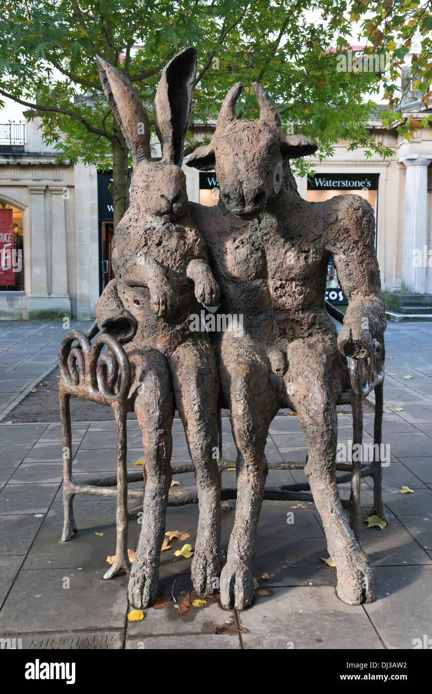 La lepre e il minotauro scultura di Sophie Ryder a Cheltenham Regno Unito Foto Stock