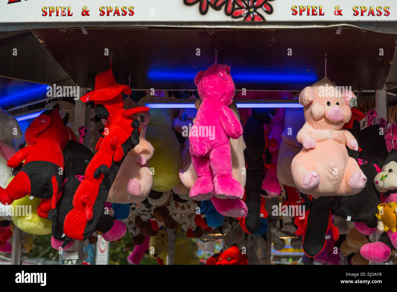 Una fotografia di qualche giocattolo di peluche premi a una fiera del divertimento Foto Stock